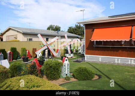 Adelaide, Australia. Xvii Apr, 2017. Replica tradizionali mulini a vento olandese Decora il giardino frontale di una casa suburbana in Adelaide Australia Credit: amer ghazzal/Alamy Live News Foto Stock