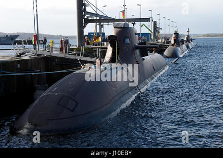 Eckernforde, Germania. Xiii Apr, 2017. Tre tedesco classe 212A sottomarini al dock sottomarino in Eckernforde, Germania, 13 aprile 2017. Foto: Carsten Rehder/dpa/Alamy Live News Foto Stock