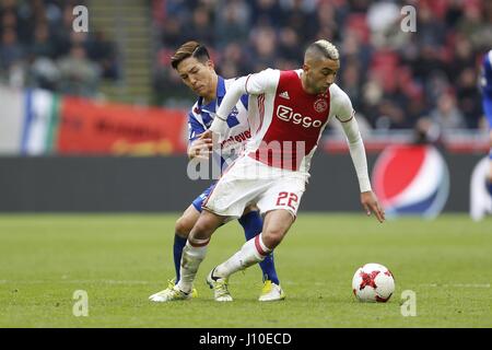 (L-R) Yuki Kobayashi (Heerenveen), Hakim Ziyech (Ajax), Aprile 16, 2017 - Calcio : olandese "Eredivisie' match tra AFC Ajax 5-1 sc Heerenveen presso l'Arena di Amsterdam in Amsterdam, Paesi Bassi. (Foto di Mutsu Kawamori/AFLO) [3604] Foto Stock