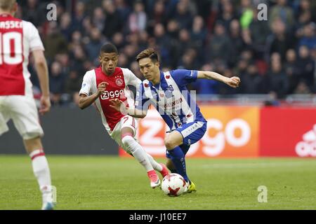(L-R) David Neres (Ajax), Yuki Kobayashi (Heerenveen), Aprile 16, 2017 - Calcio : olandese "Eredivisie' match tra AFC Ajax 5-1 sc Heerenveen presso l'Arena di Amsterdam in Amsterdam, Paesi Bassi. (Foto di Mutsu Kawamori/AFLO) [3604] Foto Stock