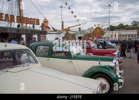 Chatham, Kent, Regno Unito. Il 16 aprile 2017. centinaia di famiglie è venuto a vedere il classico e auto d'epoca, autocarri, motori a vapore e di veicoli commerciali e di cavalcare vintage attrazioni della fiera si sono riuniti a chatham Historic Dockyard nel Kent per il festival dei trasporti durante il weekend di Pasqua. Credito: Matthew richardson/alamy live news Foto Stock