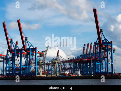 Amburgo, Germania. Xvi Apr, 2017. Immagine del contenitore gru di Waltershof porto industriale, presi da un traghetto HVV ad Amburgo, Germania, 16 aprile 2017. Foto: Christophe Gateau/dpa/Alamy Live News Foto Stock