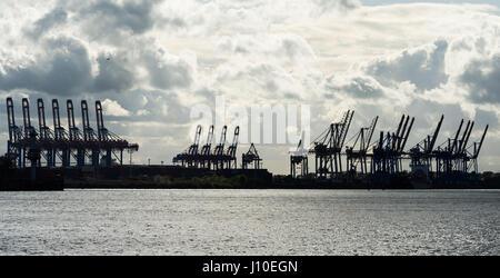 Amburgo, Germania. Xvi Apr, 2017. Immagine del contenitore gru di Waltershof porto industriale, presi da un traghetto HVV ad Amburgo, Germania, 16 aprile 2017. Foto: Christophe Gateau/dpa/Alamy Live News Foto Stock