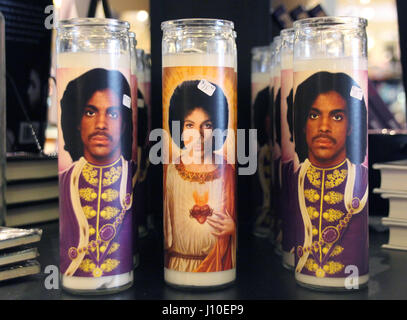 Minneapolis, Minnesota, Stati Uniti d'America. Xiii Apr, 2017. Candele commemorative con la foto del musicista Prince nel 'Electric feto' record store di Minneapolis, Minnesota, Stati Uniti d'America, 13 aprile 2017. In aprile 21st, 2016 morì l'american pop-star alla sua tenuta in Chanhassen, Minnesota, di un sovradosaggio accidentale dell'analgesico fentanil. Foto: Christina Horsten/dpa/Alamy Live News Foto Stock