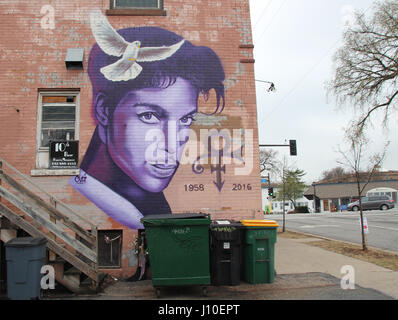 Minneapolis, Minnesota, Stati Uniti d'America. Xiii Apr, 2017. Una foto del musicista Prince può essere visto dipinto sul muro di una casa a Minneapolis, Minnesota, Stati Uniti d'America, 13 aprile 2017. In aprile 21st, 2016 morì l'american pop-star alla sua tenuta in Chanhassen, Minnesota, di un sovradosaggio accidentale dell'analgesico fentanil. Foto: Christina Horsten/dpa/Alamy Live News Foto Stock