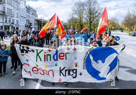 Amburgo, Germania. Xvii Apr, 2017. I manifestanti portano un banner con la scritta "i bambini contro la guerra" durante questo anno di Pasqua Marzo dal Movimento per la pace ad Amburgo, 17 aprile 2017. Foto: Markus Scholz/dpa Credito: dpa picture alliance/Alamy Live News Foto Stock