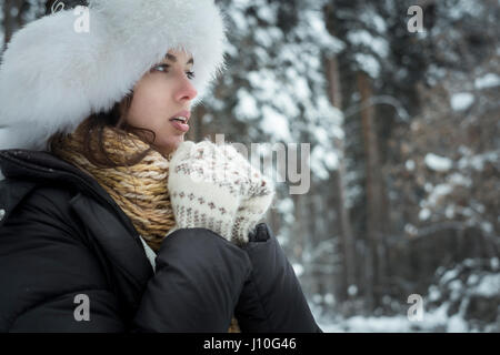 La ragazza europea in un caldo maglione di lana e una sciarpa Foto Stock