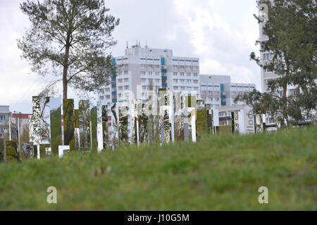 Berlino, Germania. Xiv Apr, 2017. Un labirinto di specchi progettati dall'artista Jeppe Hein sul display alla International Garden Show (IGA) di Berlino, Germania, 14 aprile 2017. La mostra ha attirato visitatori nonostante il maltempo. Un albero ciliegio blossom festival di Domenica è stata particolarmente ben frequentato. Foto: Paolo Zinken/dpa/Alamy Live News Foto Stock