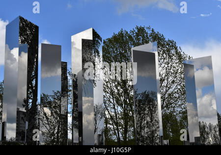 Berlino, Germania. Xiv Apr, 2017. Un labirinto di specchi progettati dall'artista Jeppe Hein sul display alla International Garden Show (IGA) di Berlino, Germania, 14 aprile 2017. La mostra ha attirato visitatori nonostante il maltempo. Un albero ciliegio blossom festival di Domenica è stata particolarmente ben frequentato. Foto: Paolo Zinken/dpa/Alamy Live News Foto Stock