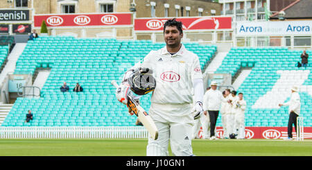 Londra, Regno Unito. 17 Aprile, 2017. Kumar Sangakkara finalmente fuori per 136 alla battuta per Surrey contro Lancashire il giorno 4 della contea di Specsavers partita di campionato al ovale. David Rowe/Alamy Live News Foto Stock