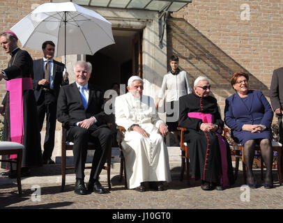 Vaticano. Il 17 aprile, 2017. L-R: Horst Seehofer (CSU), il premier della Baviera, ritirato il Papa Benedetto XVI, suo borther Georg e il presidente del governo bavarese il Parlamento Barbara Stamm nella Città del Vaticano, 17 aprile 2017. Benedetto celebra il suo novantesimo compleanno e ha ricevuto i visitatori dalla Baviera, lo stato tedesco da cui egli saluta. Il vero e proprio compleanno è stato celebrato con un piccolo cerchio di lascia intendere compresi suo fratello Georg Gaenswein e la sua governante. Foto: Lena Klimkeit/dpa Credito: dpa picture alliance/Alamy Live News Foto Stock