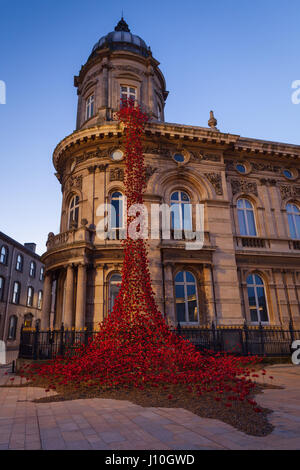 Scafo, East Yorkshire, Regno Unito. Il 17 aprile 2017. Papaveri: finestra piangendo da Paolo artista Cummins e Tom Piper designer. Una cascata di diverse migliaia di ceramica artigianale papaveri installato in corrispondenza dello scafo Museo Marittimo. Fotografato prima del sorgere del sole. Credito: LEE BEEL/Alamy Live News Foto Stock