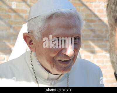 Vaticano. Il 17 aprile, 2017. Ritirato il Papa Benedetto XVI nel giardino del Vaticano nella Città del Vaticano, 17 aprile 2017. Benedetto celebra il suo novantesimo compleanno e ha ricevuto i visitatori dalla Baviera, lo stato tedesco da cui egli saluta. Il vero e proprio compleanno è stato celebrato con un piccolo cerchio di lascia intendere compresi suo fratello Georg, il suo privato secreatary e la sua governante. Foto: Lena Klimkeit/dpa Credito: dpa picture alliance/Alamy Live News Foto Stock