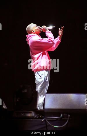 Tampa, Florida, Stati Uniti d'America. Xvi Apr, 2017. CHRIS BROWN esegue al Amalie Arena sul Party Tour. Credito: Tiffany Browning/ZUMA filo/Alamy Live News Foto Stock