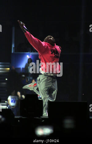 Tampa, Florida, Stati Uniti d'America. Xvi Apr, 2017. CHRIS BROWN esegue al Amalie Arena sul Party Tour. Credito: Tiffany Browning/ZUMA filo/Alamy Live News Foto Stock