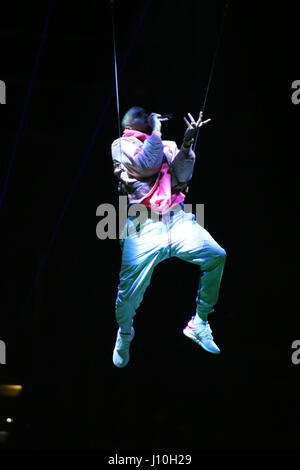 Tampa, Florida, Stati Uniti d'America. Xvi Apr, 2017. CHRIS BROWN esegue al Amalie Arena sul Party Tour. Credito: Tiffany Browning/ZUMA filo/Alamy Live News Foto Stock