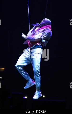 Tampa, Florida, Stati Uniti d'America. Xvi Apr, 2017. CHRIS BROWN esegue al Amalie Arena sul Party Tour. Credito: Tiffany Browning/ZUMA filo/Alamy Live News Foto Stock