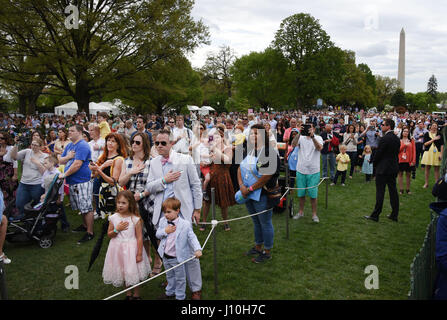 Washington DC, Stati Uniti d'America. Xvii Apr, 2017. Gli ospiti frequentano l annuale Easter Egg Roll sul prato Sud della Casa Bianca a Washington DC, il 17 aprile 2017. Credito: Olivier Douliery/Piscina via CNP /MediaPunch Credito: MediaPunch Inc/Alamy Live News Foto Stock