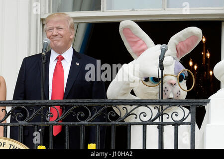 Washington DC, Stati Uniti d'America. Xvii Apr, 2017. Il Presidente degli Stati Uniti, Donald Trump rende commento come frequenta l annuale Easter Egg Roll sul prato Sud della Casa Bianca a Washington DC, il 17 aprile 2017. Credito: Olivier Douliery/Piscina via CNP /MediaPunch Credito: MediaPunch Inc/Alamy Live News Foto Stock