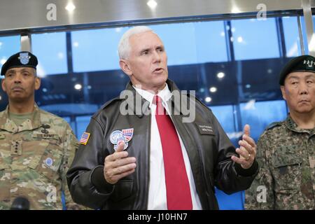 Panmunjom, Corea del Sud. Xvii Apr, 2017. Stati Uniti Vice Presidente Mike Pence, in piedi al centro a fianco degli Stati Uniti Esercito gen. Vincent K. Brooks, sinistra, comandante di Stati Uniti e ONU Forze in Corea e sud coreano Gen. Leem Ho-Young, destra parla di Freedom House durante una visita alla DMZ Aprile 17, 2017 a Panmunjom, Corea del Sud. Credito: Planetpix/Alamy Live News Foto Stock