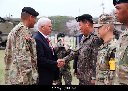 Panmunjom, Corea del Sud. Xvii Apr, 2017. Stati Uniti Vice Presidente Mike Pence, centro saluta il sud coreano Gen. Leem Ho-Young, destra statunitense come Esercito gen. Vincent K. Brooks, sinistra, comandante di Stati Uniti e ONU Forze in Corea si affaccia su durante una visita alla DMZ Aprile 17, 2017 a Panmunjom, Corea del Sud. Credito: Planetpix/Alamy Live News Foto Stock