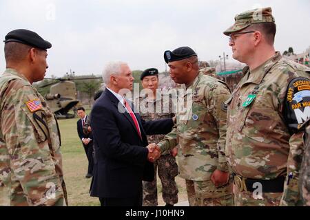 Panmunjom, Corea del Sud. Xvii Apr, 2017. Stati Uniti Vice Presidente Mike Pence, centro saluta il comando Sgt. Il Mag. Steven L. Payton, destra statunitense come Esercito gen. Vincent K. Brooks, sinistra, comandante di Stati Uniti e ONU Forze in Corea si affaccia su durante una visita alla DMZ Aprile 17, 2017 a Panmunjom, Corea del Sud. Credito: Planetpix/Alamy Live News Foto Stock