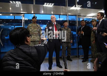 Panmunjom, Corea del Sud. Xvii Apr, 2017. Stati Uniti Vice Presidente Mike Pence, in piedi al centro a fianco degli Stati Uniti Esercito gen. Vincent K. Brooks, sinistra, comandante di Stati Uniti e ONU Forze in Corea e sud coreano Gen. Leem Ho-Young, destra parla di Freedom House durante una visita alla DMZ Aprile 17, 2017 a Panmunjom, Corea del Sud. Credito: Planetpix/Alamy Live News Foto Stock