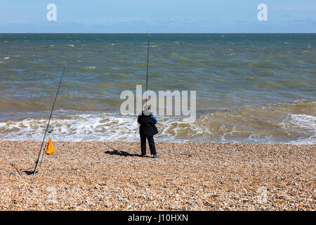 Trattativa, Kent, England, Regno Unito, 17 aprile 2017. Un occupato Pasqua lunedì festivo sul lungomare a Deal Regno Unito sul canale inglese nonostante i venti freddi, il pescatore pesca in mare sulla riva, Richard Donovan/Alamy Live News Foto Stock