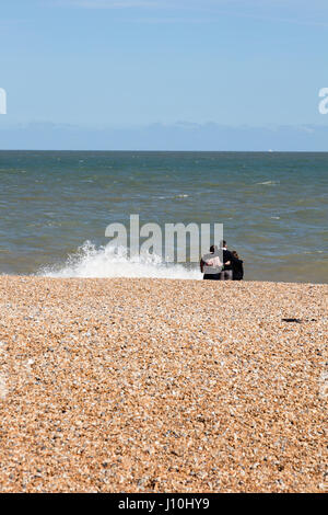 Trattativa, Kent, England, Regno Unito, 17 aprile 2017. Un occupato Pasqua lunedì festivo sul lungomare a Deal Regno Unito sul canale inglese nonostante i venti freddi,dell Abbraccio in Famiglia insieme e brave mare mosso. Richard Donovan/Alamy Live News Foto Stock