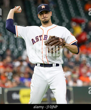 Houston, TX, Stati Uniti d'America. Xvii Apr, 2017. Houston Astros a partire lanciatore Charlie Morton (50) getta al primo dopo una sfera di massa nel primo inning durante la MLB gioco tra il Los Angeles Angeli e Houston Astros al Minute Maid Park a Houston, TX. John Glaser/CSM/Alamy Live News Foto Stock