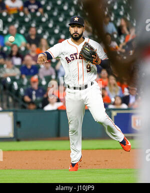 Houston, TX, Stati Uniti d'America. Xvii Apr, 2017. Houston Astros terzo baseman Marwin Gonzalez (9) getta al primo dopo una sfera di massa git nel primo inning durante la MLB gioco tra il Los Angeles Angeli e Houston Astros al Minute Maid Park a Houston, TX. John Glaser/CSM/Alamy Live News Foto Stock