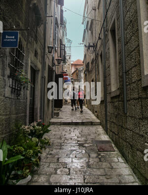 Korcula Croazia. 9 Ott 2004. Le strette strade antiche della storica vecchia fortificata citta Korcula in Croazia sono diventate meta di turismo internazionale. Credito: Arnold Drapkin/ZUMA filo/Alamy Live News Foto Stock