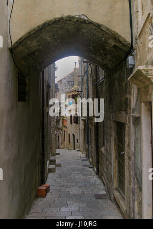 Korcula Croazia. 9 Ott 2004. Le strette strade antiche della storica vecchia fortificata citta Korcula in Croazia sono diventate meta di turismo internazionale. Credito: Arnold Drapkin/ZUMA filo/Alamy Live News Foto Stock