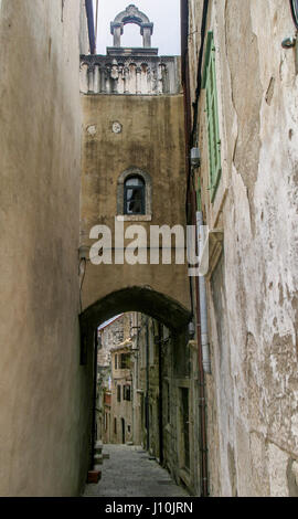 Korcula Croazia. 9 Ott 2004. Le strette strade antiche della storica vecchia fortificata citta Korcula in Croazia sono diventate meta di turismo internazionale. Credito: Arnold Drapkin/ZUMA filo/Alamy Live News Foto Stock