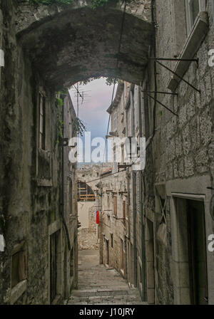 Korcula Croazia. 9 Ott 2004. Le strette strade antiche della storica vecchia fortificata citta Korcula in Croazia sono diventate meta di turismo internazionale. Credito: Arnold Drapkin/ZUMA filo/Alamy Live News Foto Stock