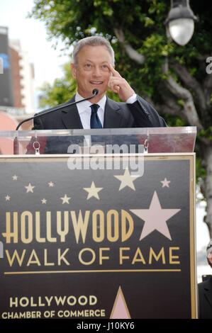 Los Angeles, CA, Stati Uniti d'America. Xvii Apr, 2017. Gary Sinise alla cerimonia di induzione per la stella sulla Hollywood Walk of Fame per Gary Sinise, Hollywood Boulevard, Los Angeles, CA 17 aprile 2017. Credito: Michael Germana/Everett raccolta/Alamy Live News Foto Stock