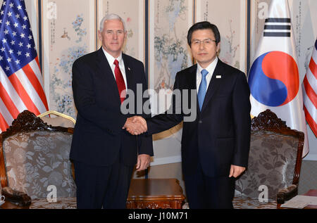 Seoul, Corea del Sud. Xvii Apr, 2017. Stati Uniti Vice Presidente Mike pence (L), scuote le mani con il sud coreano il Primo Ministro Hwang Kyo-ahn, che serve come agisce il Presidente sud coreano, prima della loro riunione a Seoul in Corea del Sud, il 17 aprile 2017. La visita negli Stati Uniti Vice Presidente Mike Pence detto lunedì che "un'epoca di strategica la pazienza è finita", sulla Repubblica Popolare Democratica di Corea (RPDC). Credito: piscina/Xinhua/Alamy Live News Foto Stock