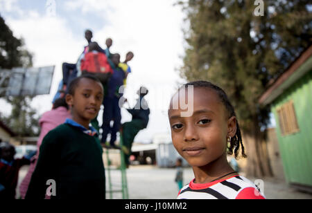 Addis Abeba, in Etiopia. 4 apr, 2017. I bambini rifugiati giocare sulle cuciture di un colpiti dalla povertà quartiere della città in un centro di accoglienza per i rifugiati dei Gesuiti di aiuti per i Rifugiati (JRS) ad Addis Abeba, in Etiopia, 4 aprile 2017. La chiesa cattolica aiuti per i rifugiati organizzazione gestisce un centro che fornisce i rifugiati con sport, attività e corsi gratuiti di formazione continua. Foto: Kay Nietfeld/dpa/Alamy Live News Foto Stock