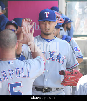 Anaheim, California, USA. Xiii Apr, 2017. Yu Darvish (rangers) MLB : Rangers di Texas a partire lanciatore Yu Darvish alta cinque compagno di squadra Mike Napoli in panchina dopo il fondo della quinta inning durante il Major League Baseball gioco contro il Los Angeles gli angeli di Anaheim presso Angel Stadium di Anaheim in Anaheim, California, Stati Uniti . Credito: AFLO/Alamy Live News Foto Stock