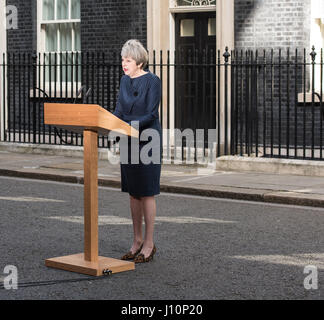 Londra, Regno Unito. Xviii Apr, 2017. Il Primo Ministro a Downing Street, chiamate a giugno le elezioni generali Credito: Ian Davidson/Alamy Live News Foto Stock