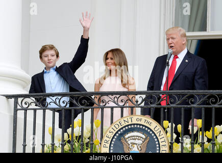 Il Presidente degli Stati Uniti, Donald Trump, First Lady Melania Trump e figlio Barron Trump frequentare l annuale Easter Egg Roll sul prato Sud della Casa Bianca a Washington DC, il 17 aprile 2017. Credito: Olivier Douliery/Piscina via CNP /MediaPunch Foto Stock