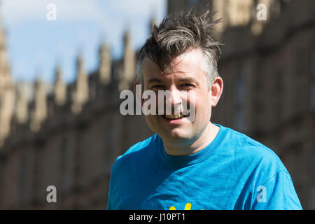 Londra, Regno Unito. Il 18 aprile 2017. Jon Ashworth MP, manodopera, Leicester Sud, in esecuzione per l'Associazione Nazionale per i bambini di alcolisti. MPs prendere parte in un photocall per la Vergine denaro maratona di Londra come Primo Ministro Theresa Maggio anounces uno snap elezioni di giugno. In totale, 16 MPs verrà eseguito alla maratona di Londra che si svolge il 23 aprile 2017. © Bettina Strenske/Alamy Live News Foto Stock