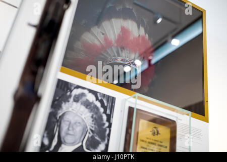 Rhoendorf, Germania. Xviii Apr, 2017. Nativi americani abito di testa, che Adenauer ha ricevuto come un dono durante una visita del 1956 negli Stati Uniti può essere visto presso il museo a Konrad Adenauer casa in Rhoendorf, Germania, 18 aprile 2017. La nuova concettualizzato Adenauer mostra al suo ex residenza un costo pari a 2, 3 milioni di euro e sarà inaugurato il 19 aprile 2017. Foto: Rolf Vennenbernd/dpa/Alamy Live News Foto Stock