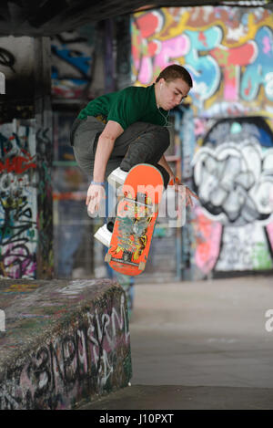 Londra, Regno Unito. 17 aprile. 2017. Rocco Ritchie godendo di un pomeriggio lo skateboard con gli amici del Lunedì di Pasqua. © ImageSelect/ Alamy Live News Foto Stock