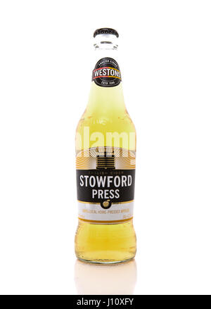 SWINDON, Regno Unito - Aprile 06, 2017: Bottiglia di Stowford premere il sidro di mele su sfondo bianco Foto Stock