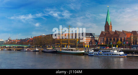 Il fiume Weser e la chiesa di St Martin, Brema, Germania Foto Stock