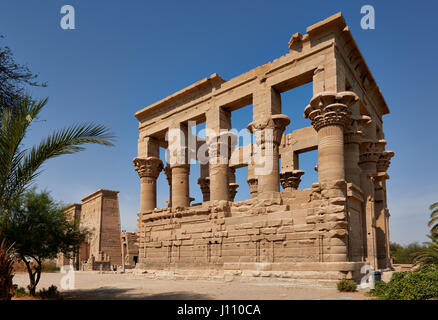 Di Traiano tolemaico Kiosk Tempio di Philae, Aswan, Egitto, Africa Foto Stock