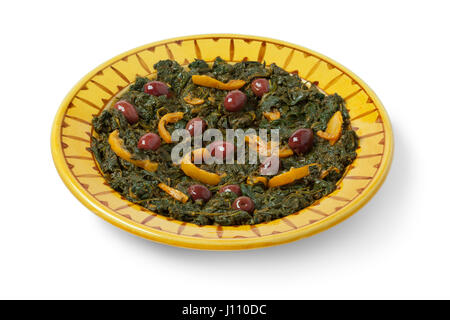 Marocchino tradizionale piatto con spinaci, olive e conserve di limone su sfondo bianco Foto Stock