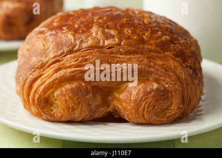 Fresco Francese croissant al cioccolato close up Foto Stock