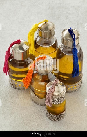 Bottiglie marocchino con organici olio cosmetico in hammam Foto Stock